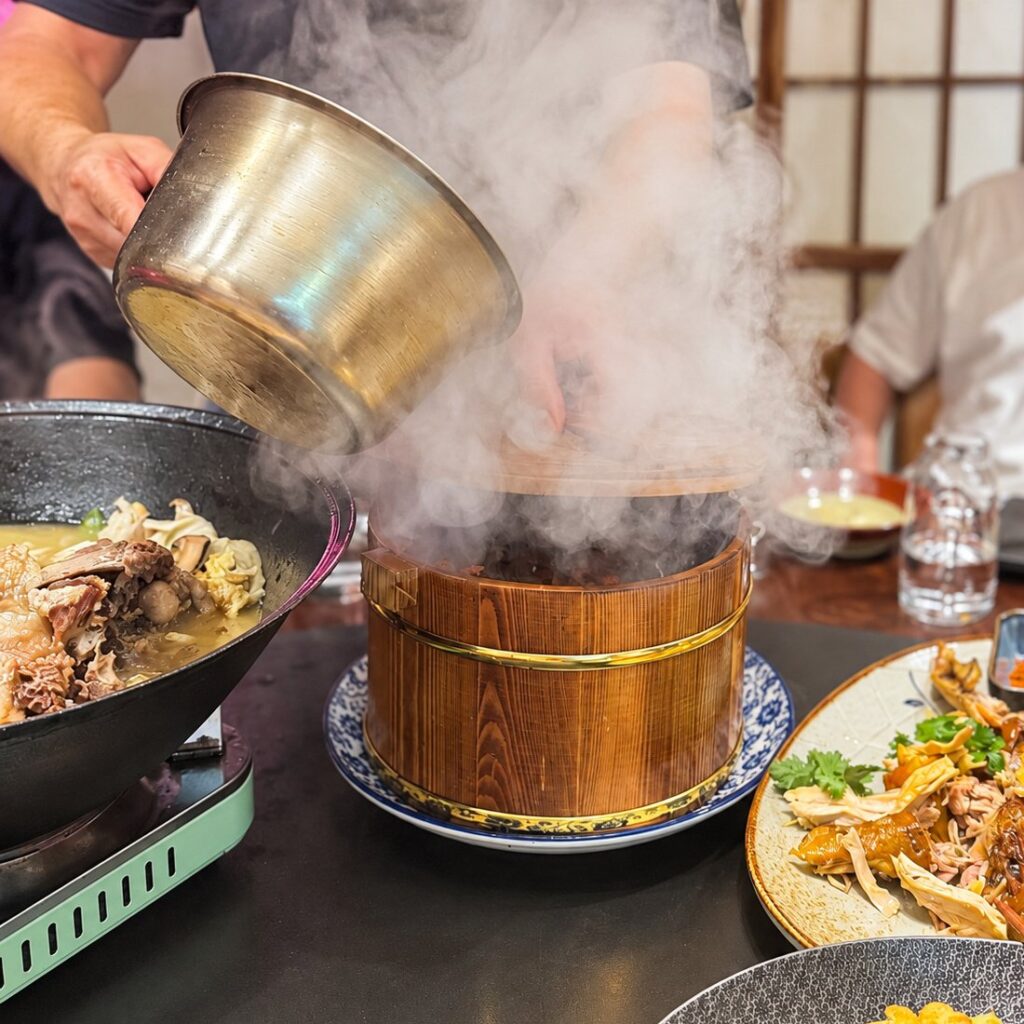 나무 찜통에 뜨거운 물을 부어 새우를 익히는 장면